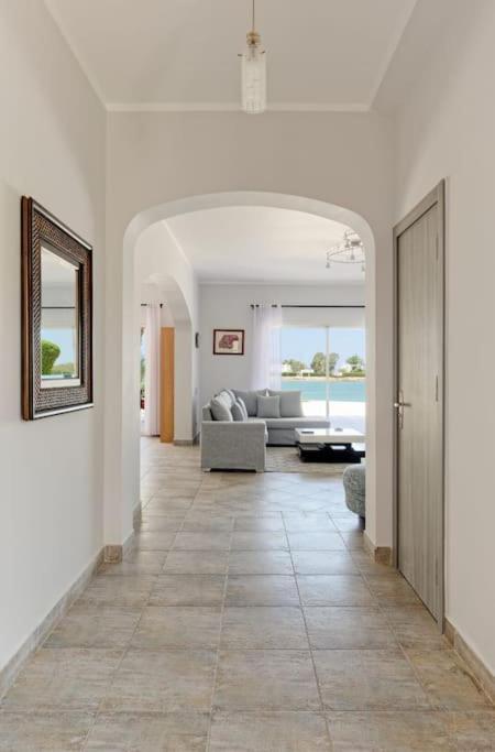 Villa White With Open Lagoon View Hurghada