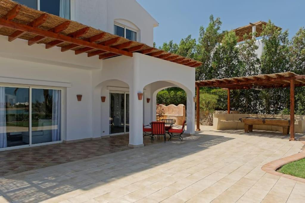 Villa White With Open Lagoon View Hurghada