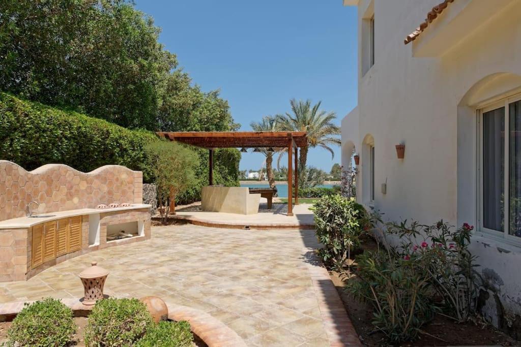 Villa White With Open Lagoon View
